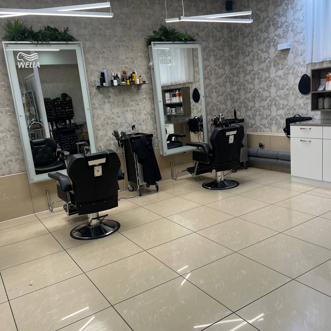 Парикмахерские рабочие места с зеркалами Wella